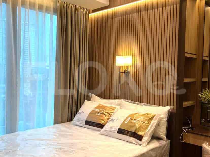 Kamar tidur dengan tempat tidur dan panel kayu.