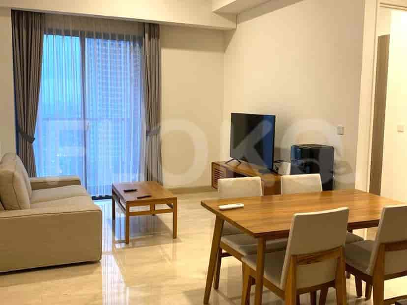 Ruang tamu modern dengan sofa, perabotan kayu, dan pemandangan kota.
