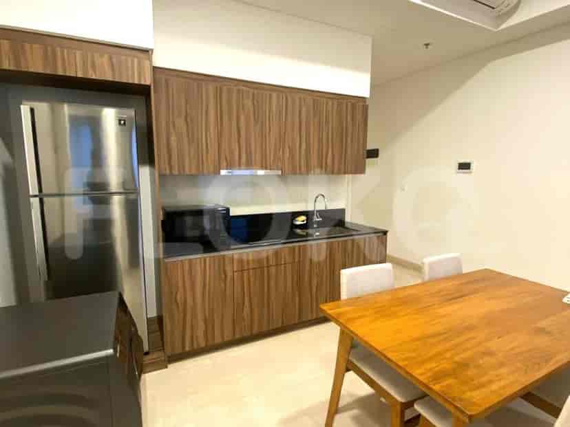 Dapur modern dengan lemari kayu dan peralatan stainless steel.