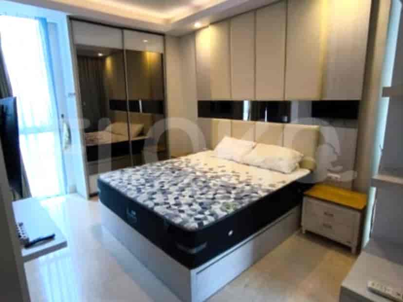 Stylish bedroom with a double bed, mirrored sliding closet, and nightstand.