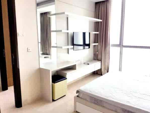 Kamar tidur modern dengan rak gantung dan TV.
