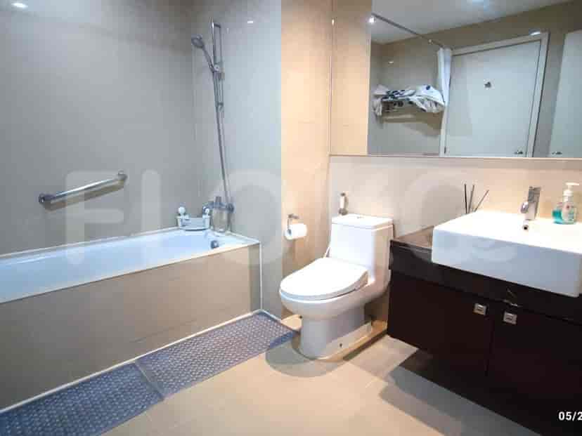 Clean bathroom with a bathtub, toilet, and modern fixtures.