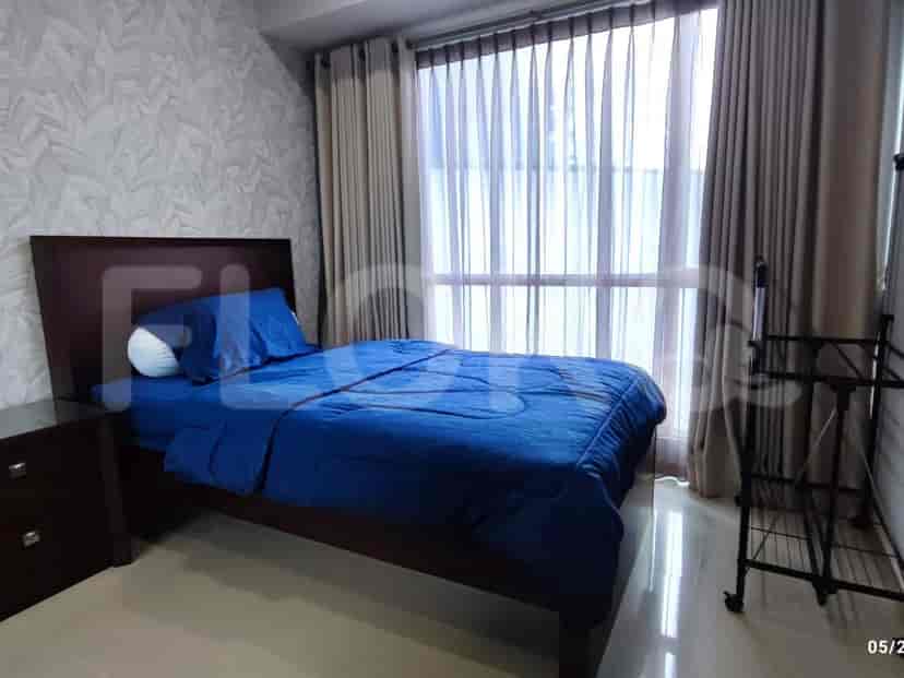 Bedroom featuring a blue-themed double bed and a simple design.