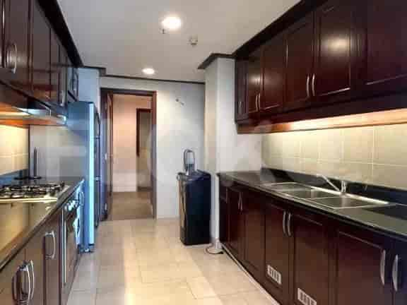 Dapur dengan lemari kayu dan peralatan.