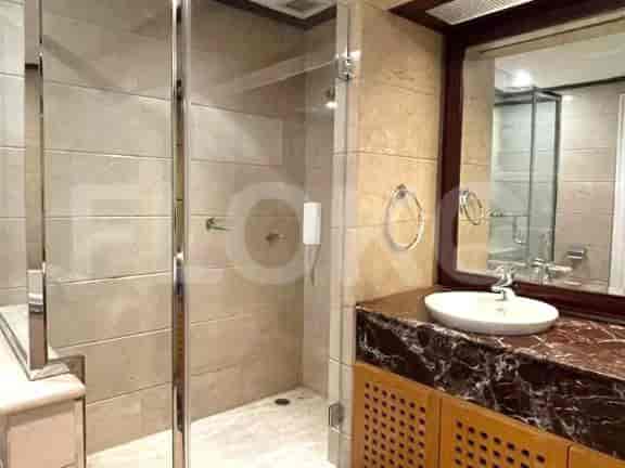 Kamar mandi dengan shower, meja rias, dan cermin.