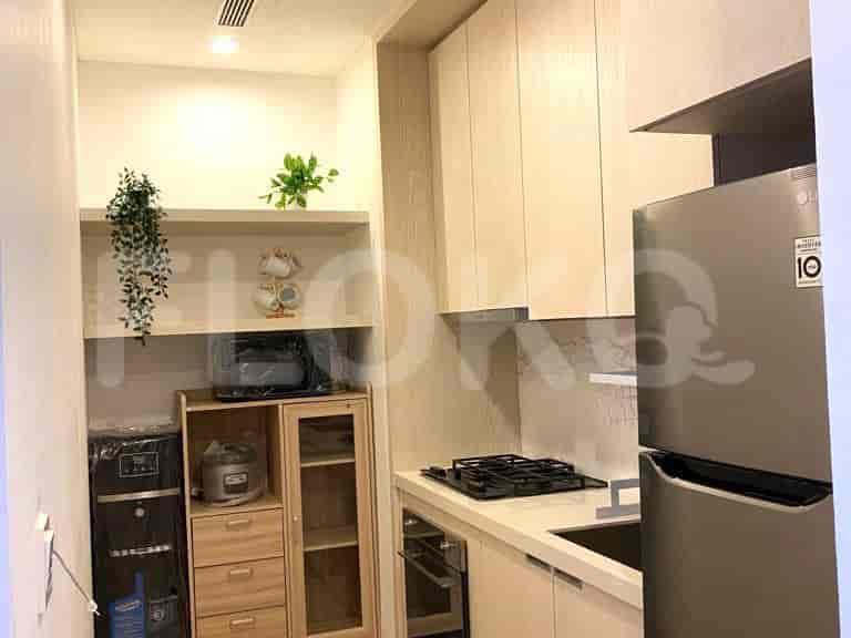 Dapur modern dengan peralatan built-in dan desain minimalis.