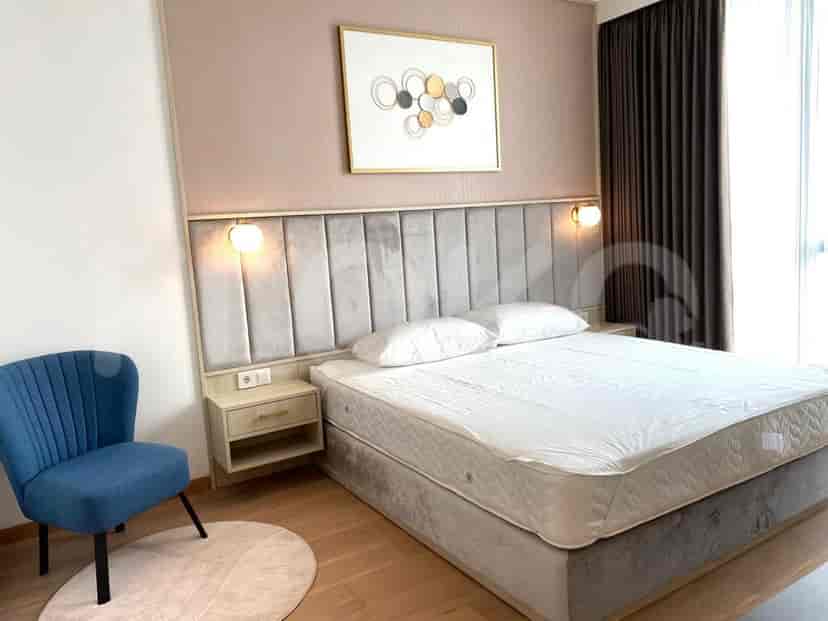 Kamar tidur utama yang elegan dengan tempat tidur besar, karya seni, dan pencahayaan lembut.