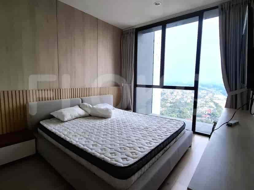 Kamar tidur yang menampilkan tempat tidur ukuran queen di sebelah jendela besar.
