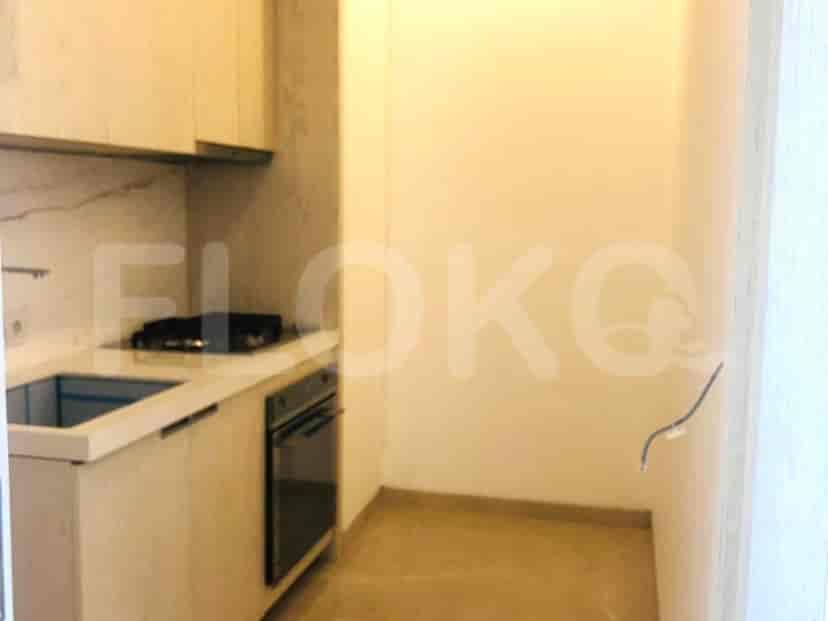 Dapur kecil dengan lemari, kompor, dan oven.