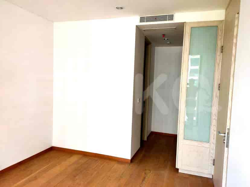 Lorong dengan pintu, dinding putih, dan lantai kayu.