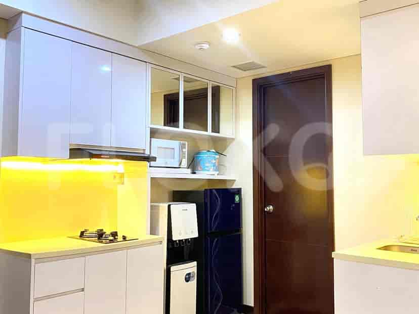 Dapur modern dengan lemari putih dan peralatan stainless steel.