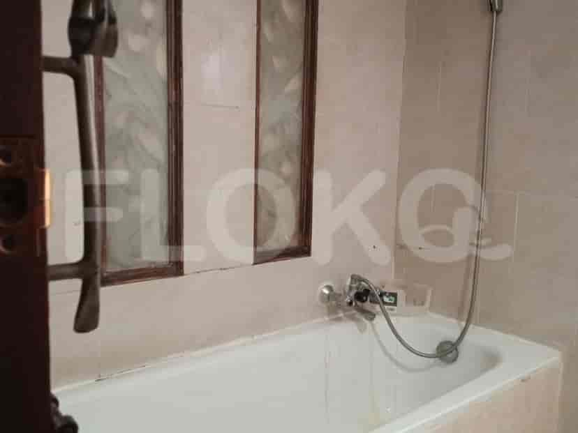 A bathroom with a bathtub.