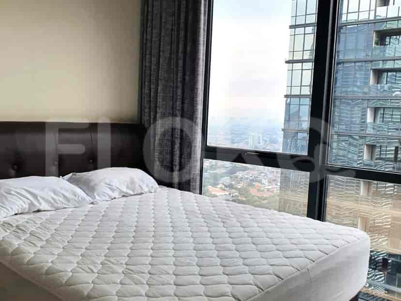 Kamar tidur dengan tempat tidur dengan pemandangan kota.