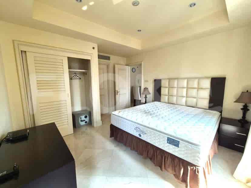 Kamar tidur dengan tempat tidur, lemari, dan meja.