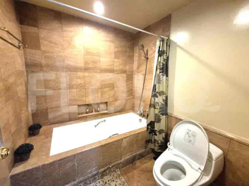 Kamar mandi dengan bak mandi, toilet, dan gorden shower.