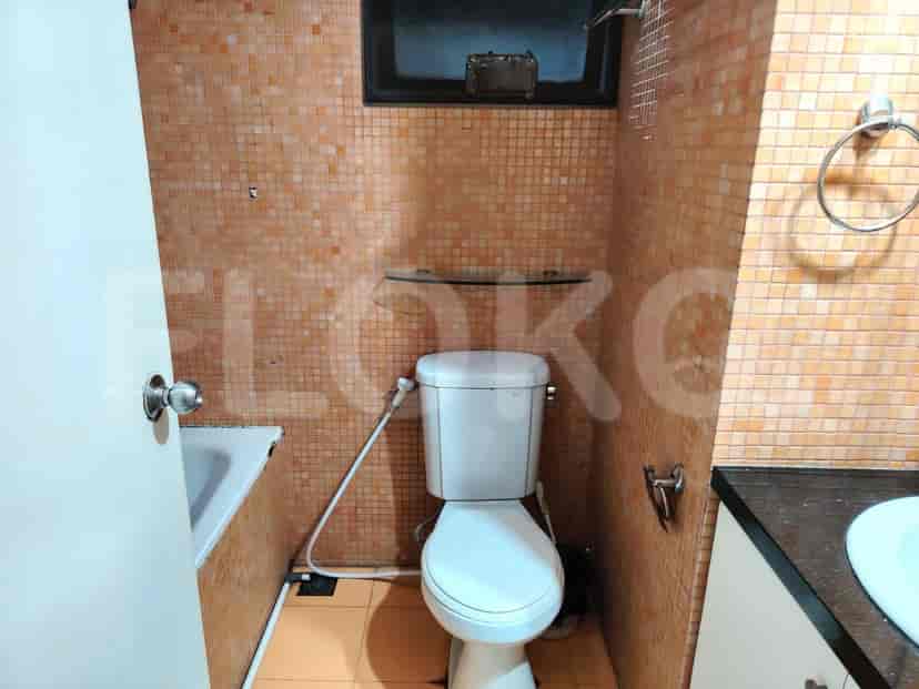 A bathroom with a toilet and bathtub.