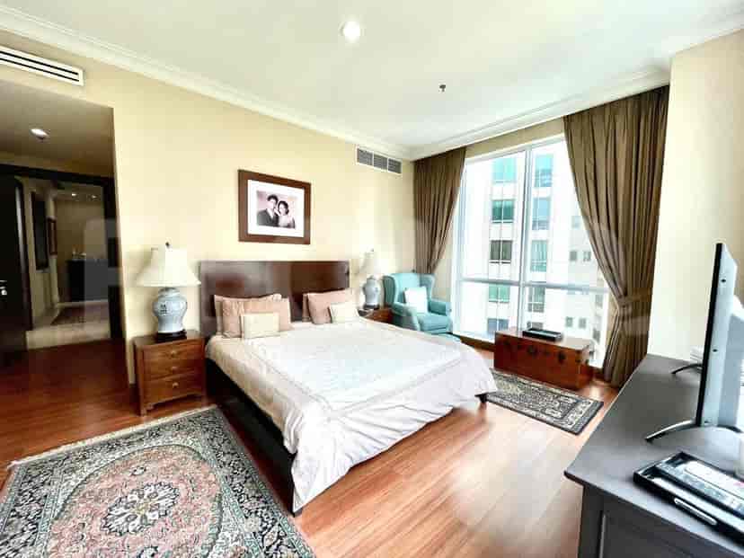Kamar tidur yang elegan dengan tempat tidur ukuran king dan jendela besar.