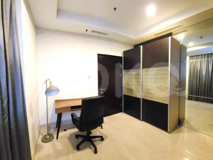 Kamar tidur dengan meja, lemari pakaian, dan cermin.