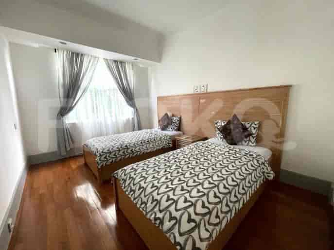 Bedroom with twin beds and neutral decor.