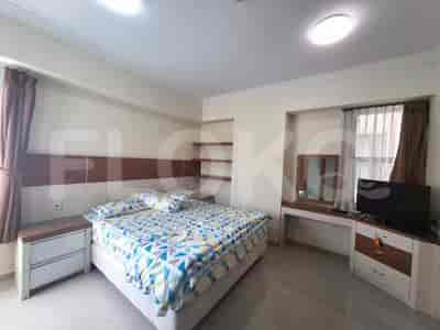 Kamar tidur dengan tempat tidur ganda, meja rias, dan TV.