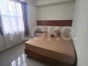 Kamar tidur dengan tempat tidur ganda di dekat jendela.