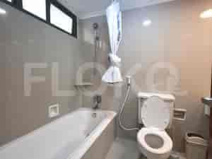 Kamar mandi dengan bak mandi, pancuran, dan toilet.