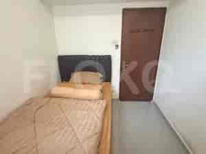 Kamar tidur dengan tempat tidur single.