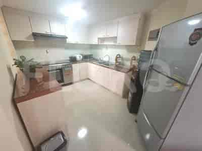 Dapur dengan lemari putih dan lemari es.