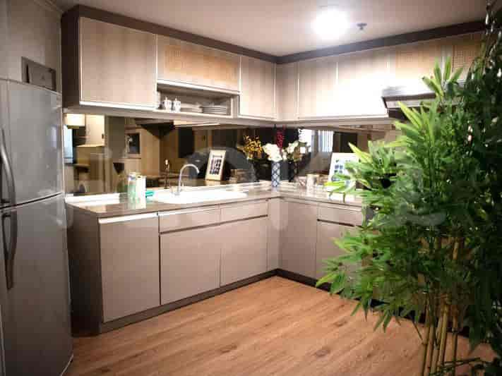 Dapur modern dengan ruang konter yang luas, peralatan stainless steel, dan backsplash bercermin.