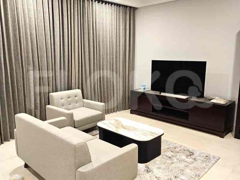 Ruang tamu dengan sofa, dua kursi, meja kopi, TV dan gorden.