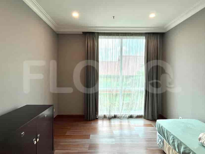 Kamar tidur dengan jendela dan gorden.