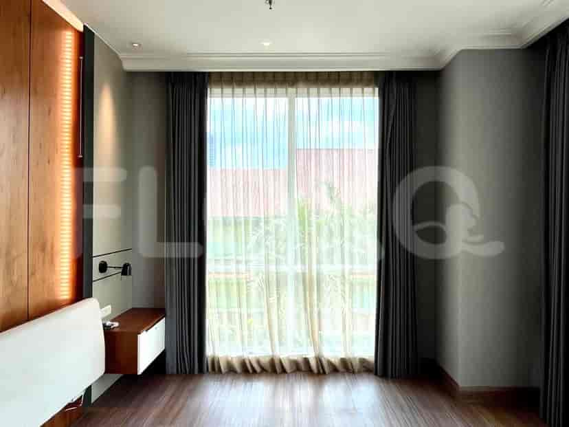 Kamar tidur dengan jendela dan gorden.