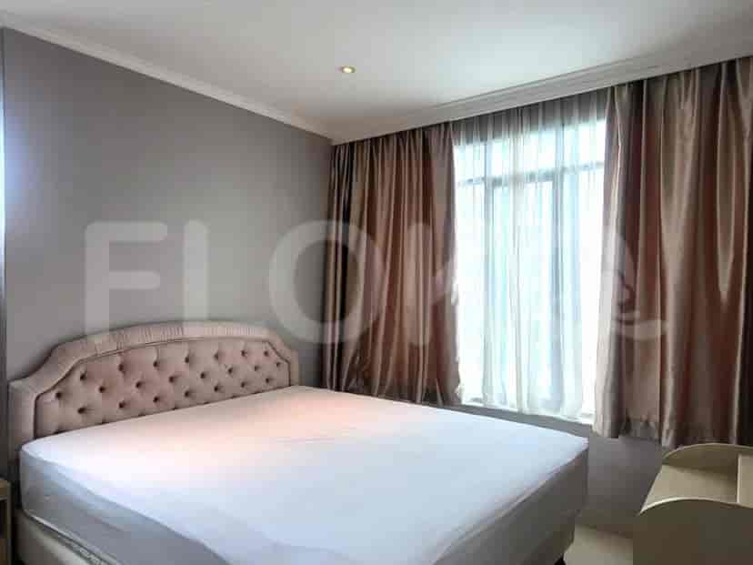 Kamar tidur dengan tempat tidur, gorden, dan lampu dinding.