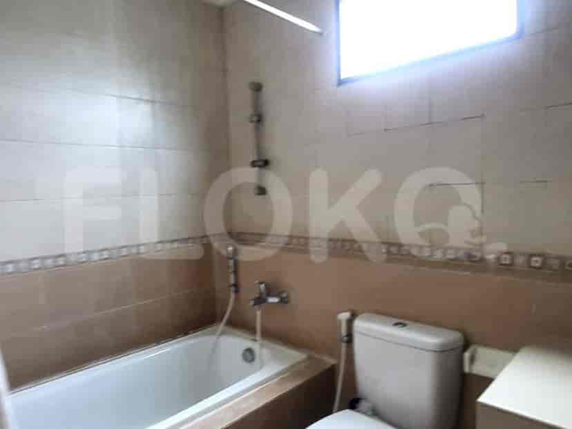 Kamar mandi dengan bathtub dan toilet.