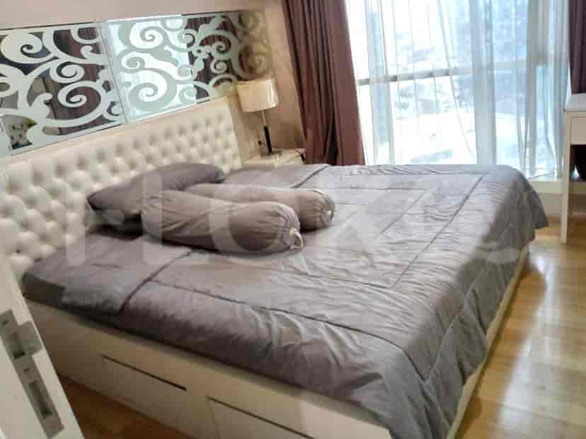 Kamar tidur dengan tempat tidur dan cermin.