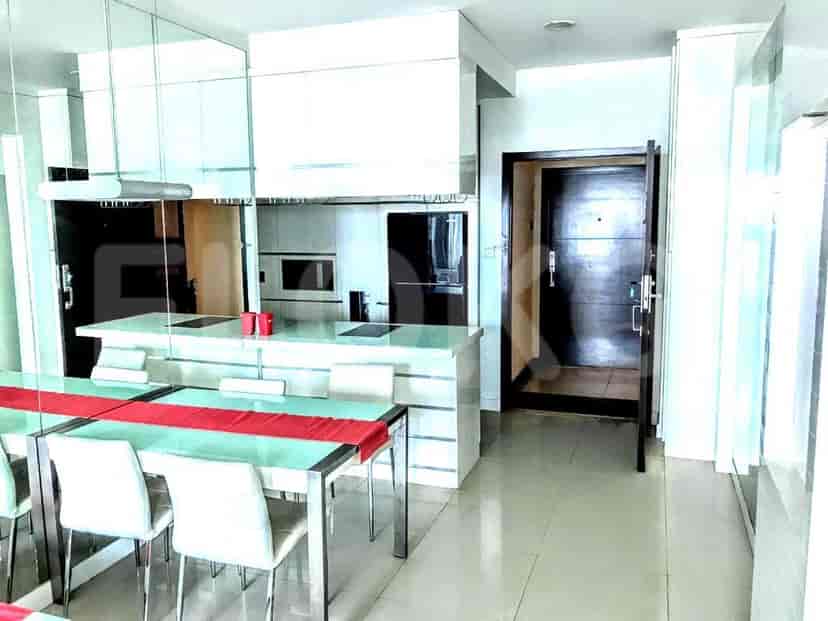 Modern kitchen design with a dining area.