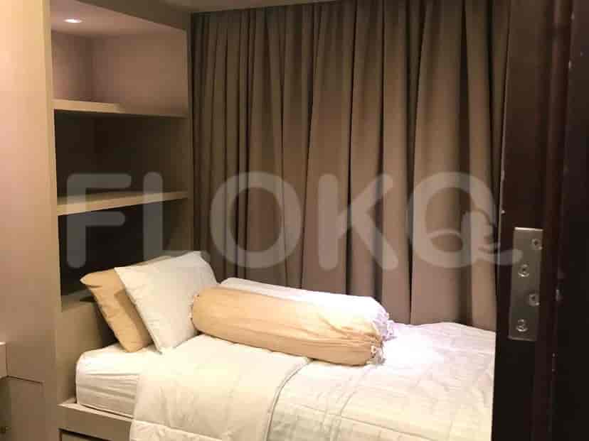 Kamar tidur dengan tempat tidur, gorden, dan rak.
