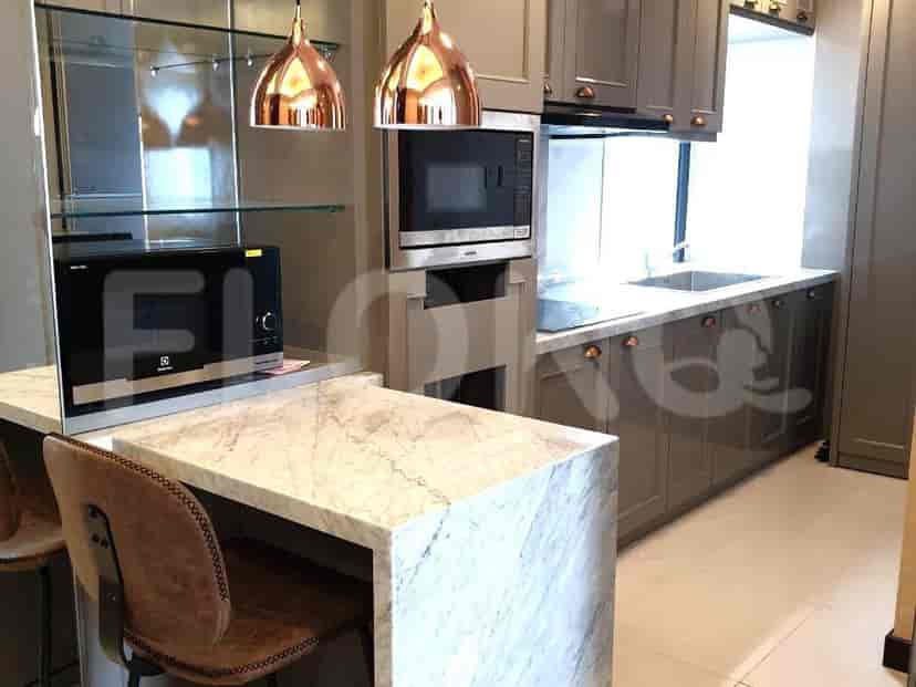 Dapur modern dengan peralatan stainless steel dan meja marmer.
