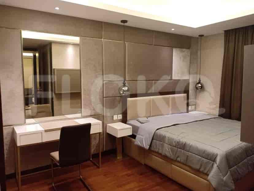 Kamar tidur utama kelas atas dengan tempat tidur, meja, dan desain elegan.