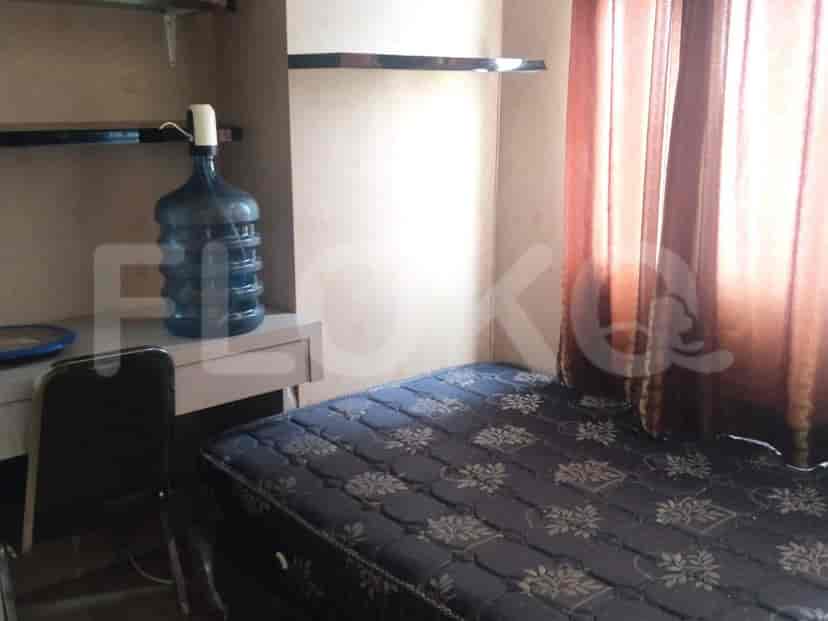 Kamar tidur dengan tempat tidur, meja, dan gorden.
