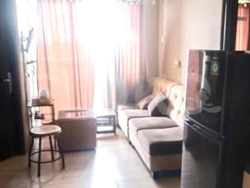 Ruang tamu dengan sofa, gorden, dan lemari es.