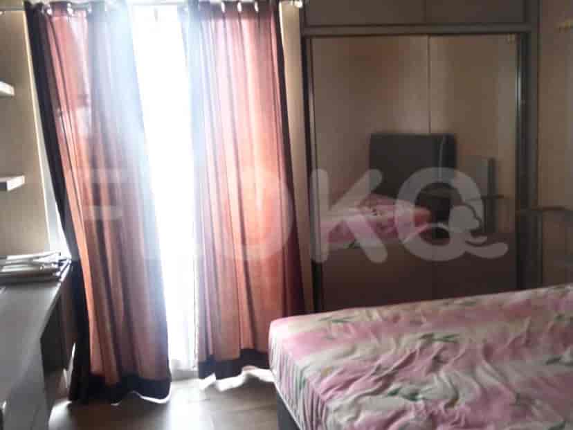 Kamar tidur dengan tempat tidur dan gorden.