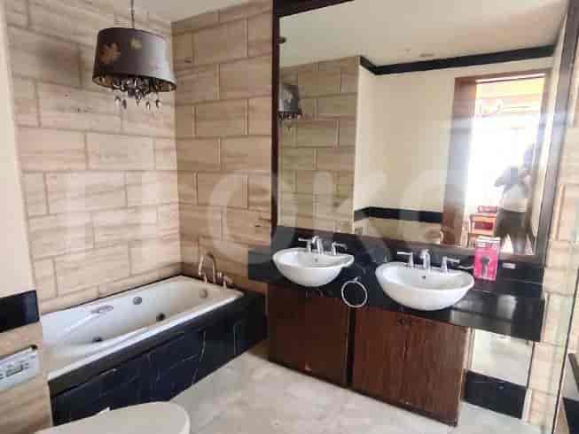 Bathroom with bathtub, double sinks, and a large mirror.