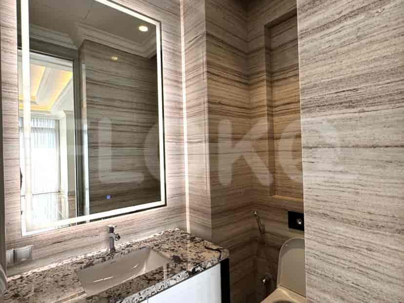 Kamar mandi mewah dengan cermin besar dan dinding bermotif.