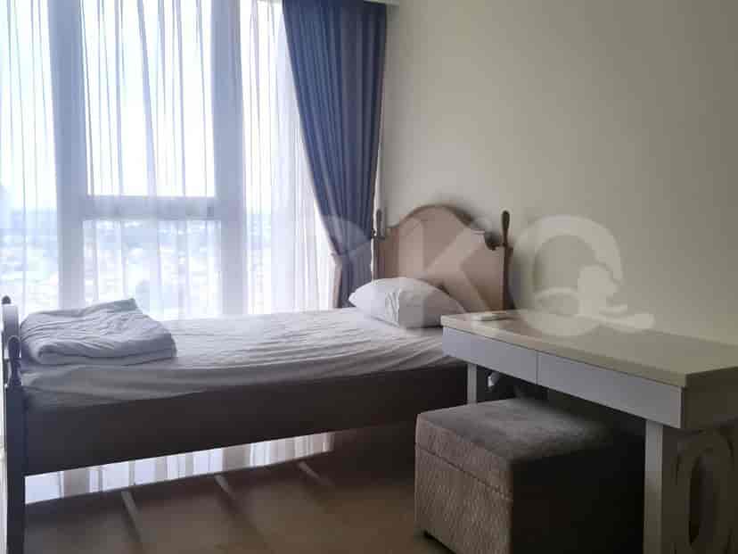 Bedroom with single bed and desk.