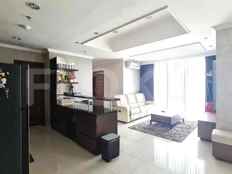 Ruang tamu modern dengan konsep dapur terbuka. Termasuk sofa, meja kopi, dan pulau/bar dapur.