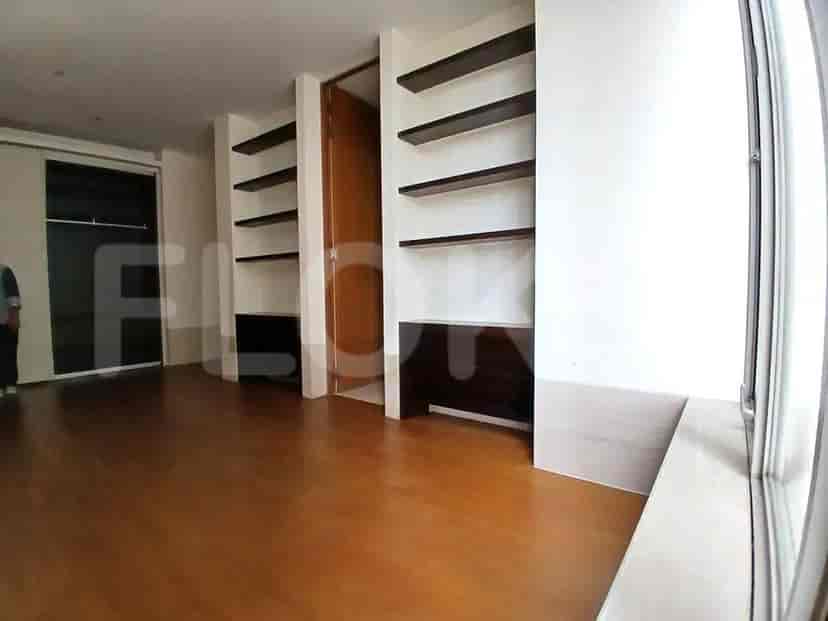 Sebuah ruangan yang menampilkan rak built-in dan lantai kayu.
