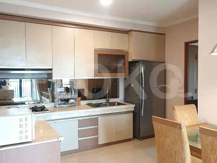 Dapur modern dengan lemari dan peralatan built-in.
