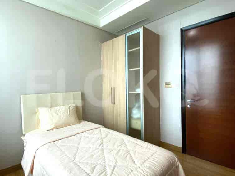 Kamar tidur ketiga yang menampilkan tempat tidur single, lemari pakaian, dan jendela besar.