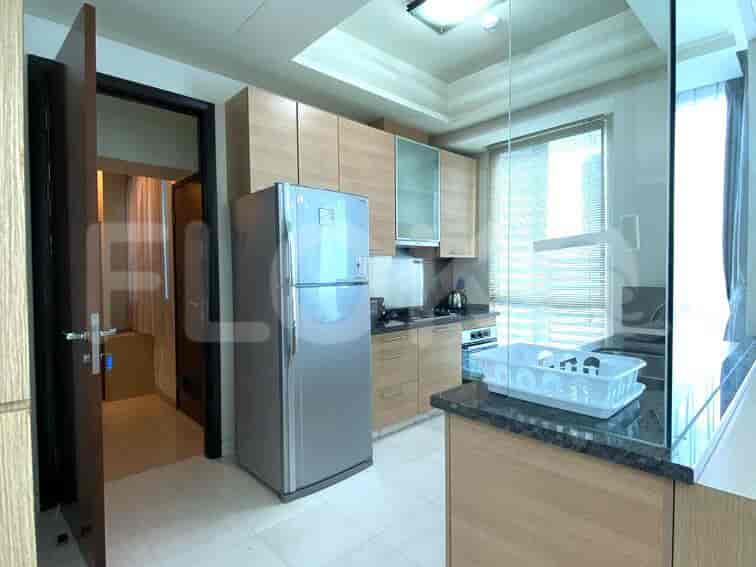 Dapur modern dengan peralatan baja tahan karat dan lemari kayu.